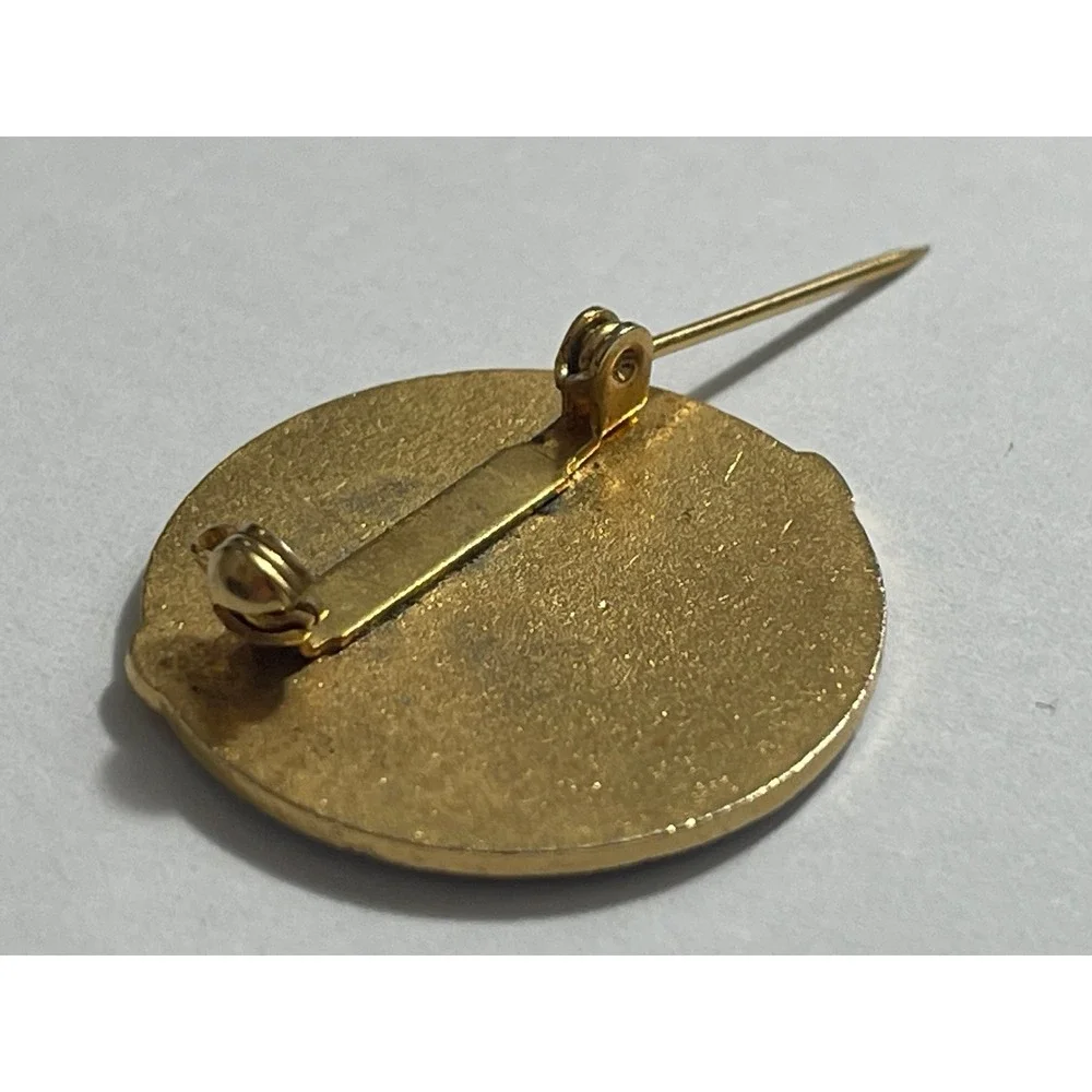 Richmond Girls Softball Pin Vintage Enamel‎ Lapel Hat Bag Jacket Award 00795